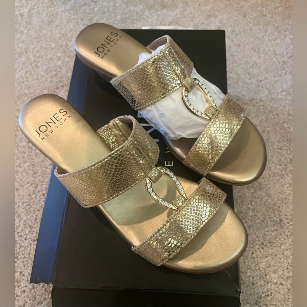Jones New York Gold Women's Sandals sz 7 - Picture 2 of 3